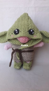 Almanana Crochet - Piggy in Yoda costume - English or Spanish