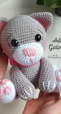 Gatinha Marie feltro.  Hello kit, Felt crafts, Cat pattern