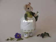 Little Brambles Crochet - Nicola - Snowdrop the Winter Mouse