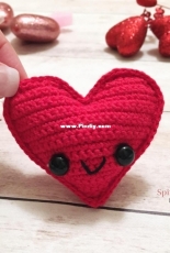 Spin a Yarn Crochet - Jillian Hewitt - Kawaii Heart Keychain - Free
