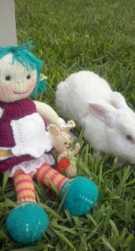 Muñeca terminada!  Y mi conejo aceptó salir en la foto 