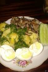 Boiled young potatoes with fried mushrooms and dill