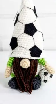 Winding Road Crochet - Lindsey Dale - Soccer Gnome  - Free