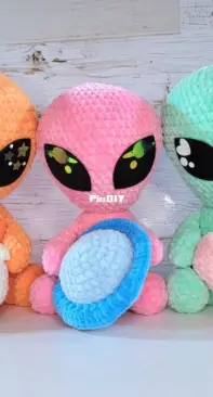 Free Allen The Space Alien Amigurumi Crochet Pattern - Ollie + Holly