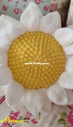Pippa Patterns Crochet - Connie Rockliff - Daisy Cushion