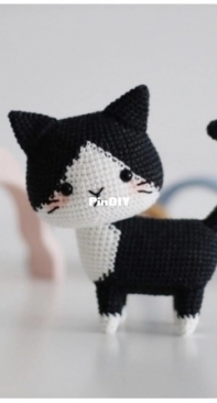 Hainchan Design - Hainchan - Hanh Tran - Cat Collection - Tuxedo Cat - Spanish - Translated