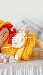 One and Two Company - Carolina Guzman - Goldie The Chicken Dolly - French, German, Dutch and Spanish