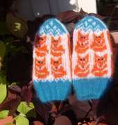 Tiny foxes mittens by kulabra