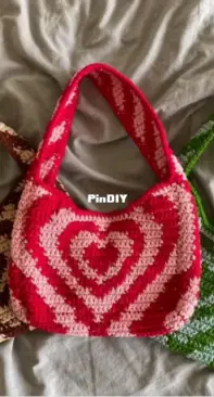 Knitting daisiess - Ishika - Powerpuff Heart Shoulder Bag
