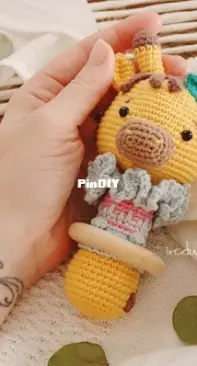 Iradumi - Stefy Plun - Estefanía Platero - Giraffe Rattle - Chocalho Girafa - Portuguese - Translated