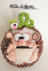 Mala Designs - Hedgehog with Caterpillar - Russian - Translated - Free