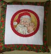 Cross stitch pillow with Santa / Cojín con Papa Noel