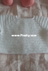chaquetita blanca de bebé