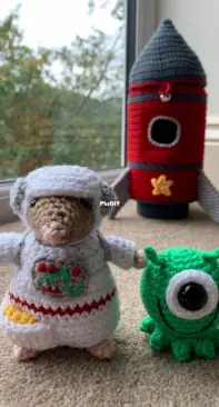 Lau Loves Crochet - Laura Sutcliffe - Mouse in a rocket - English