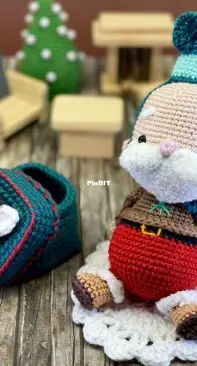Manuska Crochet - Orsi Farkasvolgyi - Lazy Santa