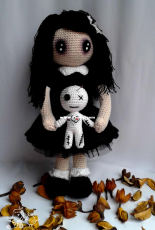 Mientras cuchufleta duerme - Rosana Gonzalez- Gothic Lolita with voodoo doll - Spanish