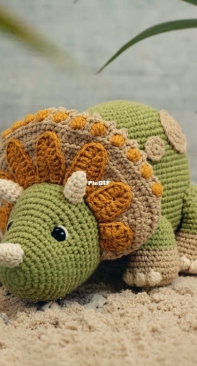 Scheepjes - Handmade by Halime - Halime Özel - Trico the Triceratops - German