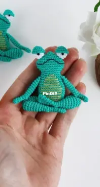 Crochet Pattern By Lily - Moi Prelesti - Liliya Sharipova - Mister Tranq Frog Brooch