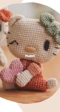 VX Virreinata - Nati / Natalia Dorado - Hello Kitty III Sitting Profile Amigurumi 2D - Hello Kitty sentada de perfil amigurumi 2d - Spanish