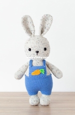 Bunnies and Yarn - Michelle Alvarez - Chester the Friendly bunny - Chester el Conejo Amigable -  Spanish