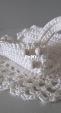 Amigurumi swan