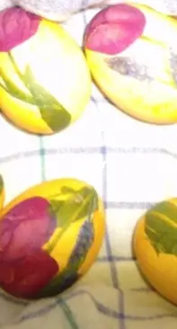 Decorating eggs with decoupage napkins