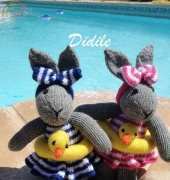 les lapines jumelles à la piscine