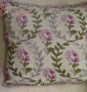 Pillow with flowers petit point - Cojín con flores