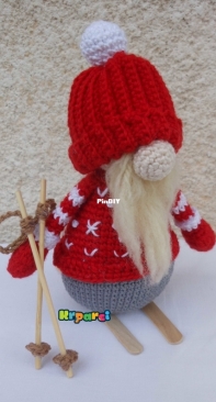 Skiing gnome