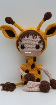 Miss / Mrs Hooked - Carla Bron - Cuddly Giraffe - Knuffel Giraf - Dutch