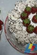 My homemade cake with strawberries