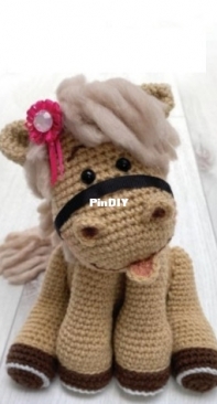 Nice and Cosee - Cosy Patterns - Victoria McDermott - Horse - Cavalinho - Portuguese - Translated