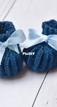 Little French Knits-17 / Baby booties by Florence Merlin