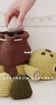 Sparrow Dreamer - Lyubov Ponomarenko - Turttle with a bag - Tartaruga com Bolsa -  Portuguese