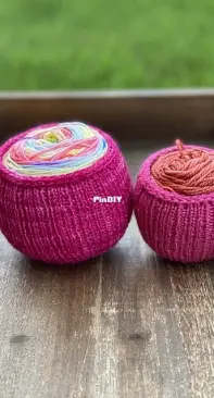 Knitty Natty - Love in stitches - Mini Yarn Cozy - English