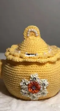 Yarn tales Nastazia - Vintage Teapot Pincushion