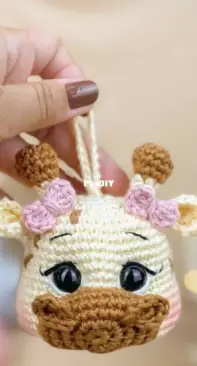 Fofuami - Tainá Rodrigues - Giraffe Keychain - English translation - Free