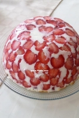 cake with strawberries and yoghurt