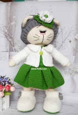 Кошечка в зеленом платье