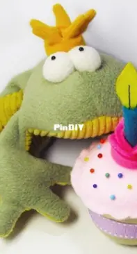 Funky Friends Factory - Happy Birthday Felt Cup Cake - Free