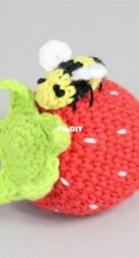 Hobbii Designs - Marjan van Leer - Strawberry with Bee - Fragola con Ape  - Italian - Free