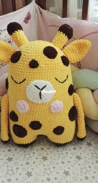 Crochet Story Shop - Liliya - Sleepy Pillow Giraffe - Almofa de Girafa Sonolenta - Portuguese - Translated