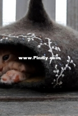 Hannekes Designs - Hanneke van Dijk - Fairy House Cat Cocoon - English and Dutch - Free